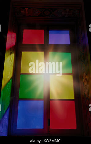 Vitrail isolé . Verre multicolore éclairé par le soleil. Le point de droit. Banque D'Images