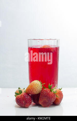 Les boissons de jus de fraise en verre isolé sur fond blanc.. Banque D'Images