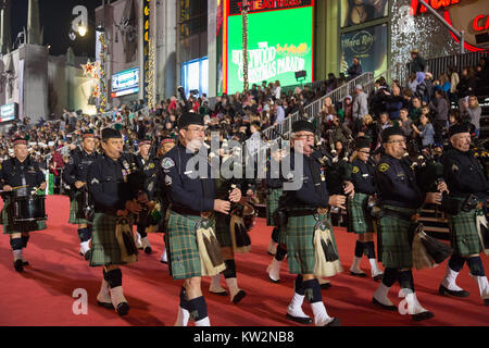 86e Congrès annuel Hollywood Parade de Noël à Los Angeles, Californie. Avec la police de Los Angeles : La Société Emeraude Pipes and Drums Où : Los Angeles, California, United States Quand : 26 novembre 2017 Crédit : Sheri/WENN.com Determan Banque D'Images