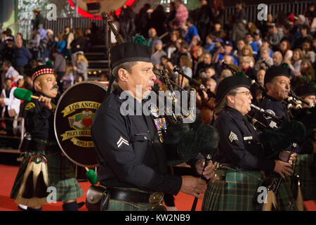 86e Congrès annuel Hollywood Parade de Noël à Los Angeles, Californie. Avec la police de Los Angeles : La Société Emeraude Pipes and Drums Où : Los Angeles, California, United States Quand : 26 novembre 2017 Crédit : Sheri/WENN.com Determan Banque D'Images