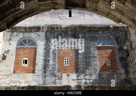 Des arcs et des murs en pierre, dans le centre de Split, Croatie Banque D'Images