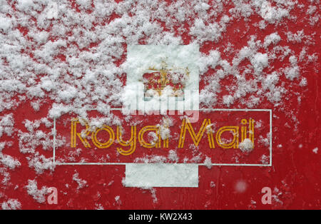 Neige sur un Royal Mail van à Glasgow, que la Grande-Bretagne a vu l'une des nuits les plus froides de l'année avec des températures à la baisse pour atteindre moins 12.3C à Loch Glascarnoch dans les Highlands écossais. Banque D'Images