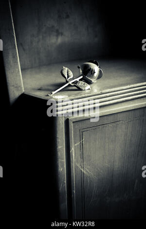 Cette image représente une photographie en noir et blanc d'une rose en métal et en bois, combinant des matériaux artistiques pour mettre en valeur la beauté de l'artisanat et du design. Banque D'Images