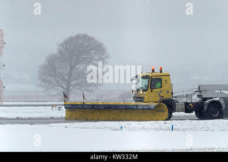 La piste et les terrains à l'aéroport de Glasgow à son effacement de la neige comme la Grande-Bretagne a vu l'une des nuits les plus froides de l'année avec des températures à la baisse pour atteindre moins 12.3C à Loch Glascarnoch dans les Highlands écossais. Banque D'Images