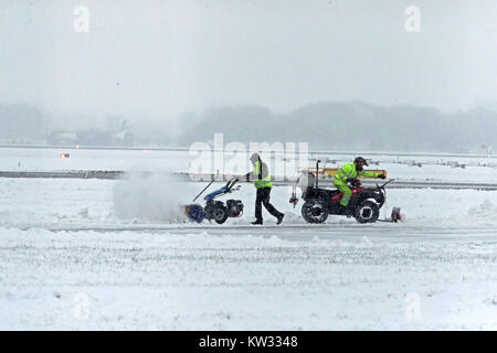 La piste et les terrains à l'aéroport de Glasgow à son effacement de la neige comme la Grande-Bretagne a vu l'une des nuits les plus froides de l'année avec des températures à la baisse pour atteindre moins 12.3C à Loch Glascarnoch dans les Highlands écossais. Banque D'Images