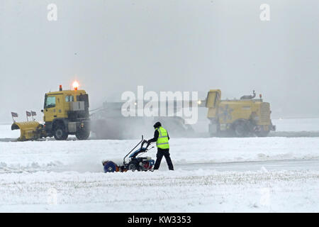 La piste et les terrains à l'aéroport de Glasgow à son effacement de la neige comme la Grande-Bretagne a vu l'une des nuits les plus froides de l'année avec des températures à la baisse pour atteindre moins 12.3C à Loch Glascarnoch dans les Highlands écossais. Banque D'Images