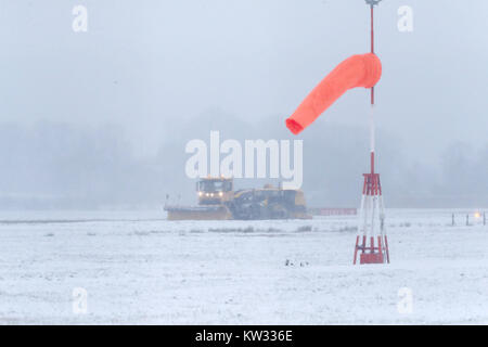 La piste et les terrains à l'aéroport de Glasgow à son effacement de la neige comme la Grande-Bretagne a vu l'une des nuits les plus froides de l'année avec des températures à la baisse pour atteindre moins 12.3C à Loch Glascarnoch dans les Highlands écossais. Banque D'Images