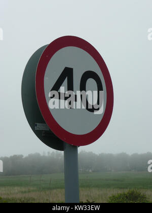 Cette image montre un panneau de signalisation indiquant une limite de vitesse de 40 km/h au Royaume-Uni. Le panneau est une partie standard de la réglementation de la circulation au Royaume-Uni, assurant la sécurité routière et la fluidité de la circulation sur diverses routes et autoroutes. Banque D'Images