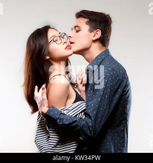 Studio Portrait of a Young Couple Embracing. Banque D'Images