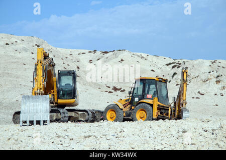 Deux buldozers jaune sur le désert Hill dans l''île de Pag, Croatie Banque D'Images