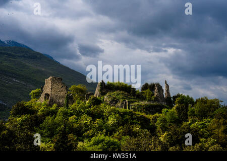 Les nuages de tempête approchant les ruines de château de Nago Banque D'Images