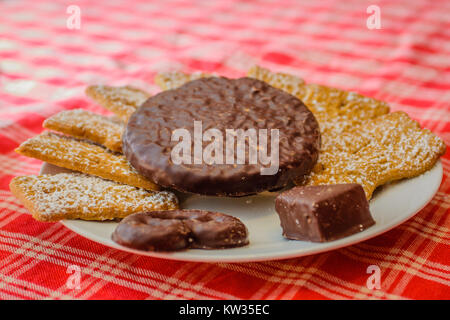 Les Cookies de Noël allemand sur la plaque Banque D'Images