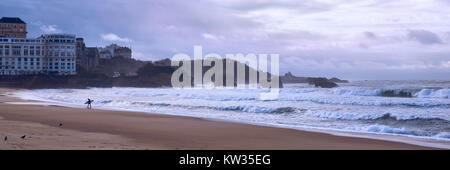 Surfez sous les nuages à la plage centrale de Biarritz Banque D'Images