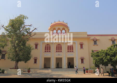 Personnes visitent le Maharaja Sawai Mansingh Palace Ville au musée à Jaipur en Inde. Banque D'Images