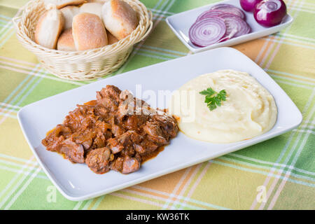 Close up de foie de volaille sur un plat avec des ingrédients Banque D'Images