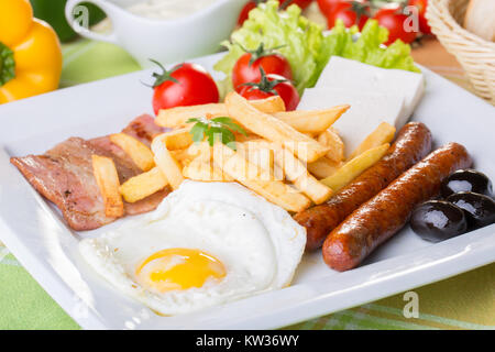 Close up de petit déjeuner avec des œufs et des saucisses Banque D'Images