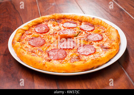 Close up of spicy pizza sur une table en bois Banque D'Images