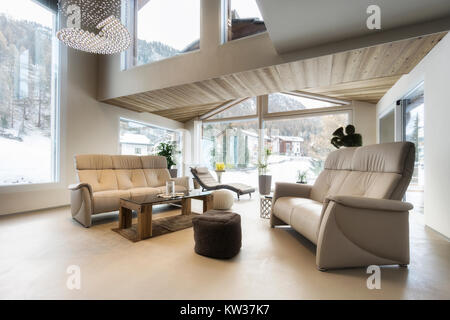 Salle de séjour de luxe chambre avec vue sur la montagne dans un design moderne Banque D'Images