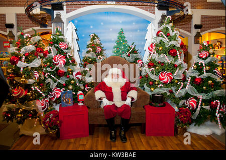 USA Virginia VA Williamsburg le Père Noël Le Père Noël Saint Nicolas assis dans son fauteuil Banque D'Images