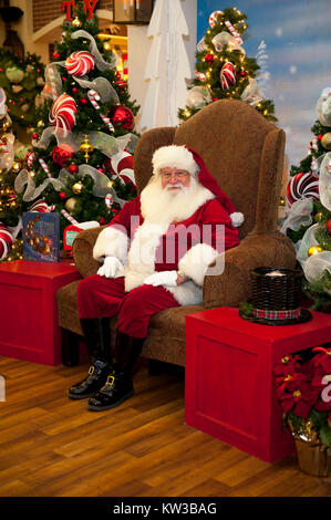 USA Virginia VA Williamsburg le Père Noël Le Père Noël Saint Nicolas assis dans son fauteuil Banque D'Images