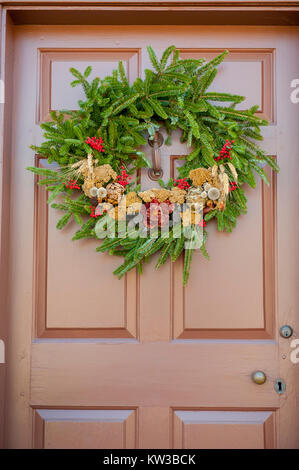 USA Virginia VA Williamsburg Colonial des couronnes de Noël accroché sur les portes et les fenêtres sur le Duc de Gloucester Street Banque D'Images