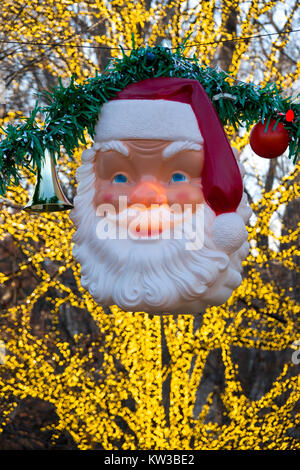 USA Virginia VA Williamsburg vacances de Noël au parc à thème Busch Gardens, une ancienne décoration Santa et lumières Banque D'Images