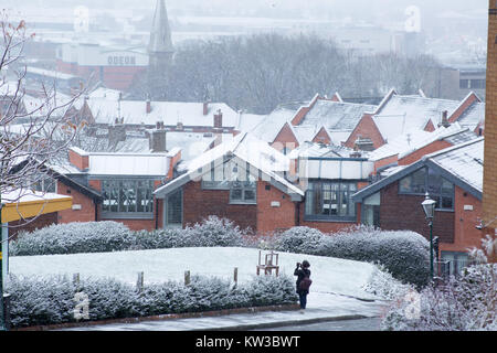 La vue de Drury Lane, en montée, sur une neige couverts Lincoln City Centre Banque D'Images