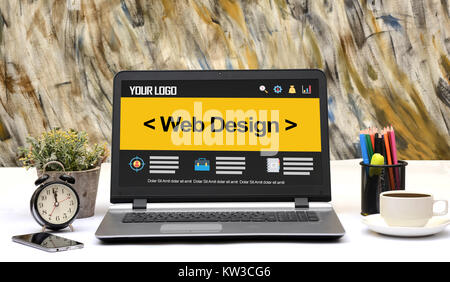 Maquette de conception de site Web à l'ordinateur portable de bureau. Banque D'Images
