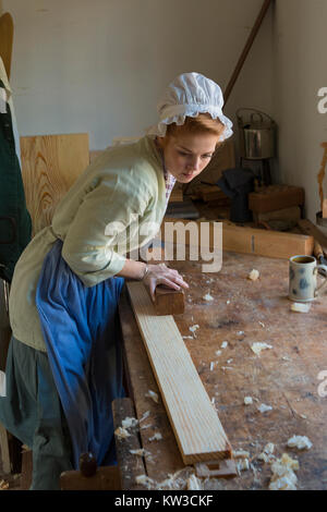 Interprète en costume au travail dans la Colonial Williamsburg atelier de menuiserie. Banque D'Images