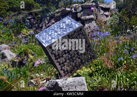 La Tom Leaper Metal Cube Sculpture à jardins de l'abbaye sur l'île de Tresco,Îles Scilly, Angleterre, Cornouailles, Royaume-Uni. Banque D'Images