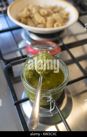 Maison de sauce pesto au basilic en pot de verre Banque D'Images