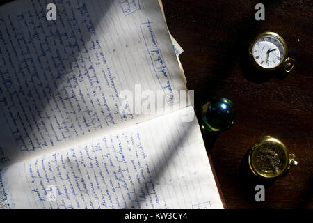 Notion de temps passé avec de vieux manuscrits et les montres de poche Banque D'Images