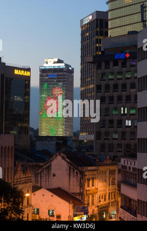 KUALA LUMPUR. Malaisie - 23 juin 2009 : le vieux Chinatown maisons et commerces sont entourés de grands et modernes, buildingsn Banque D'Images