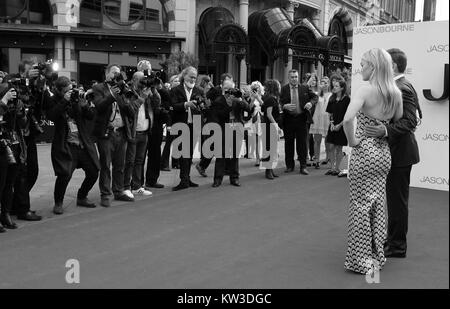 ( Image ) monochrome altérées à Matt Damon et Julia Stiles assister à la première du film Jason Bourne à Londres, le 11 juillet 2016 Banque D'Images