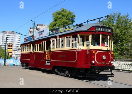 Tramway le tramway de Christchurch sur 244 Worcester Boulevard, Christchurch, Nouvelle Zélande sur un tour de ville sur le pont sur la rivière Avon. Banque D'Images