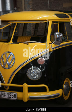 Mainz, Allemagne - 04 novembre 2017 : La vue de l'avant avec pare-brise et le logo d'un vieux bus VW noir jaune vintage car le Novembre 04, 2017 à Mayence. Banque D'Images