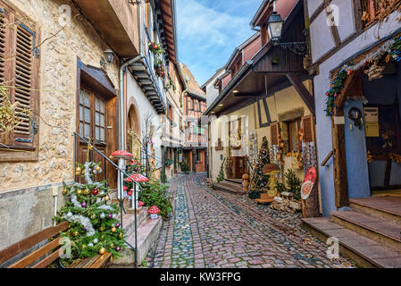 Famille d'architecture traditionnelle en bois partiellement d'Alsace maisons le long d'une rue pavée Banque D'Images