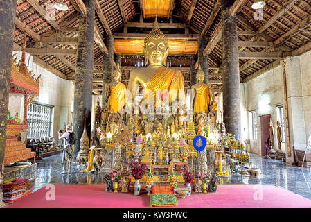 Une collection de statues de Bouddha dans la grande salle de prière de Wat Wisunarat ou Wat Visoun à Luang Prabang au Laos Banque D'Images