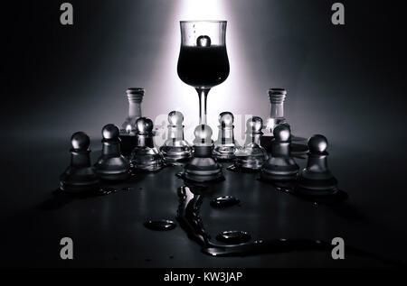 Cette image montre un jeu d'échecs en verre noir et blanc, mettant en valeur le design complexe et l'artisanat des pièces. L'ensemble d'échecs est un élément décoratif ainsi qu'un jeu fonctionnel, reflétant l'art dans la conception de jeu. Banque D'Images