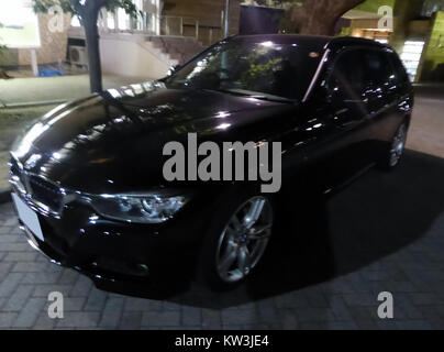 La BMW 320d Touring (F31) est une familiale de luxe qui combine design élégant et fonctionnalité. Sur cette image, le véhicule est capturé la nuit, mettant en valeur son extérieur moderne, ses lignes nettes et sa calandre emblématique, éclairée par la lumière ambiante. Banque D'Images