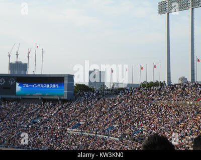 Blue Impulse 2014, vol au-dessus du stade national de Tokyo 000 Banque D'Images