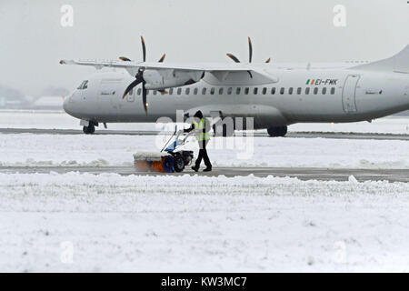 La piste et les terrains à l'aéroport de Glasgow à son effacement de la neige comme la Grande-Bretagne a vu l'une des nuits les plus froides de l'année avec des températures à la baisse pour atteindre moins 12.3C à Loch Glascarnoch dans les Highlands écossais. Banque D'Images