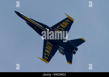 Les Blue Angels, l'escadron de démonstration de vol de l'United States Navy, ont joué au Pensacola Beach Air Show, mettant en valeur leurs compétences en vol de précision. Cet événement a mis en évidence la capacité de l'escadron à effectuer des manœuvres complexes et est une attraction populaire pour les amateurs d'aviation. Banque D'Images