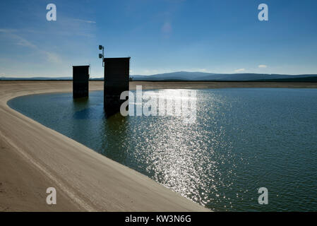 Le milieu, la région de lavabo de la centrale électrique à accumulation par pompage Brook, marqueur, Mittleres Oberbecken des Pumpspeicherwerkes Marke Banque D'Images