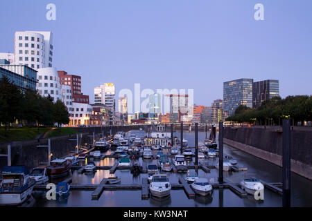 La ce que l'on appelle des 'edienhafen', un ancien port industriel au bord du Rhin à Düsseldorf, Allemagne Banque D'Images