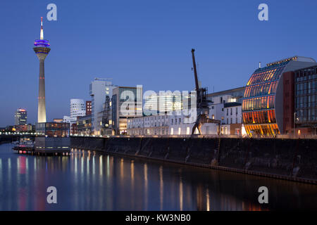 La ce que l'on appelle des 'edienhafen', un ancien port industriel au bord du Rhin à Düsseldorf, Allemagne Banque D'Images