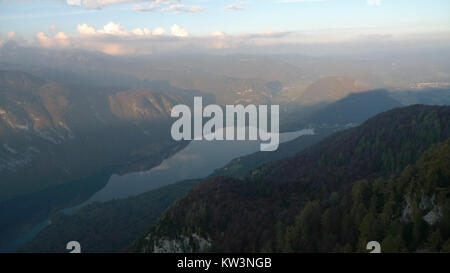 Cette image représente Bohinj, une ville pittoresque de Slovénie. Située dans les Alpes juliennes, la région est connue pour sa beauté naturelle époustouflante, notamment le lac Bohinj et les paysages montagneux environnants. Banque D'Images