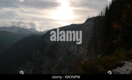 Bohinj est une région pittoresque de Slovénie, connue pour sa beauté naturelle et ses activités de plein air. L'image met en valeur le paysage magnifique de Bohinj, avec son lac serein, les montagnes environnantes et la verdure luxuriante. Banque D'Images