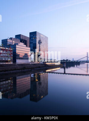 Les immeubles de grande hauteur à l'edienhafen', un ancien port industriel au bord du Rhin à Düsseldorf, Allemagne Banque D'Images