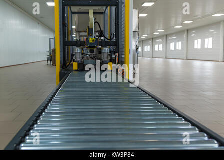 Machine de cerclage pour Industrail emballage, machine moderne pour la ligne de conditionnement en usine, de l'industrie et de la technologie du concept. Banque D'Images